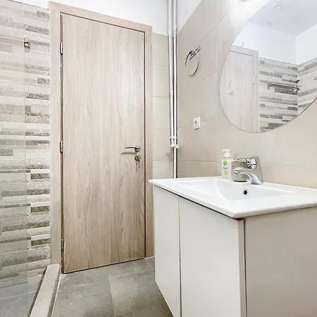 2-bedroom Breeze Apartment *